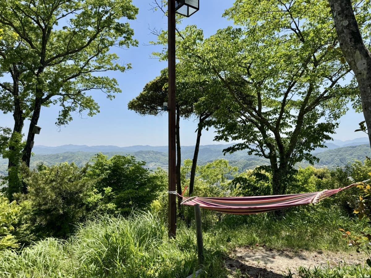 島根県雲南市の『峯寺 遊山荘』の山カフェのハンモック
