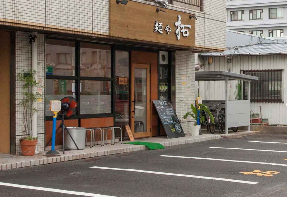 松江市学園エリアの人気ラーメン店『麺や拓 松江店』の外観