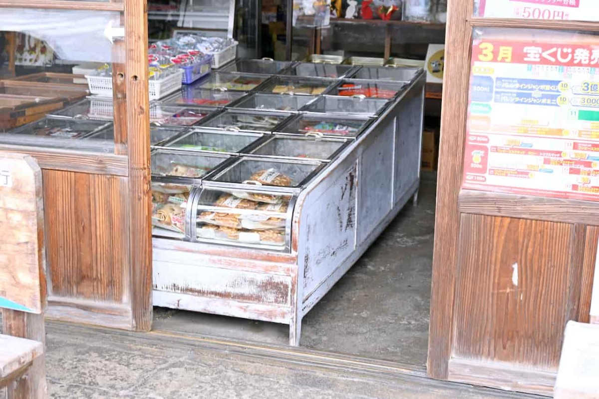 鳥取県境港市にある『辰巳屋商店』の中にある駄菓子のケース