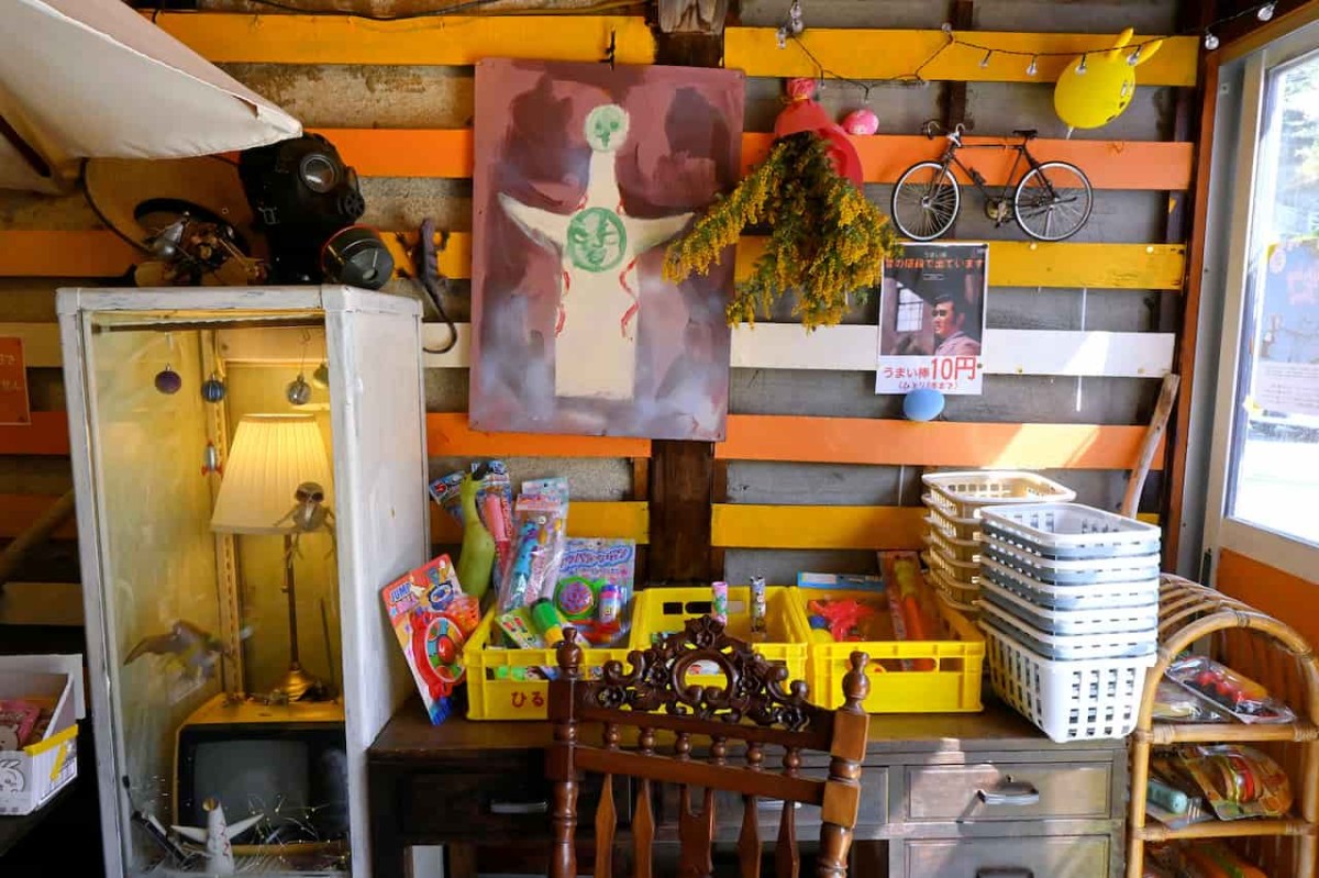鳥取県琴浦町の駄菓子屋『文化屋○□堂』の駄菓子コーナー