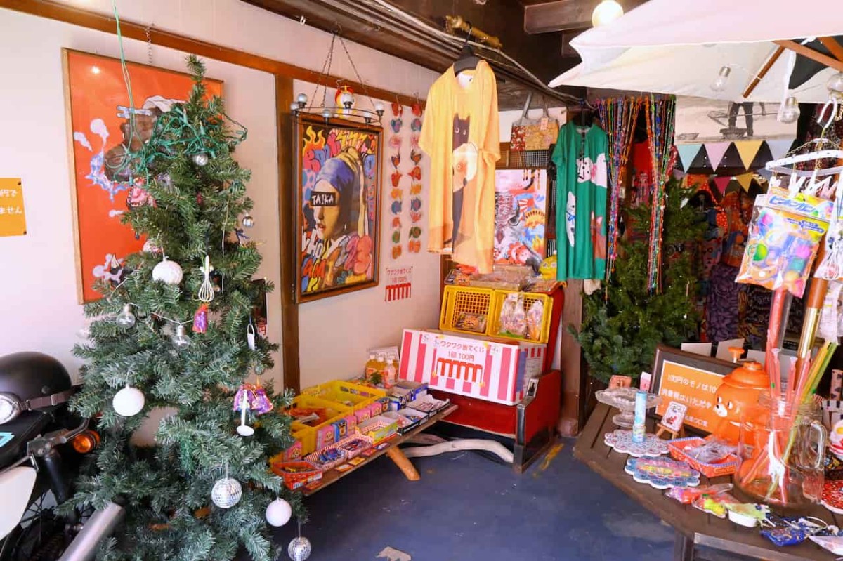 鳥取県琴浦町の駄菓子屋『文化屋○□堂』の店内