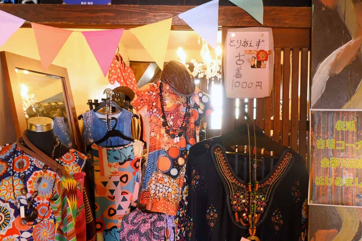 鳥取県琴浦町の駄菓子屋『文化屋○□堂』の古着コーナー