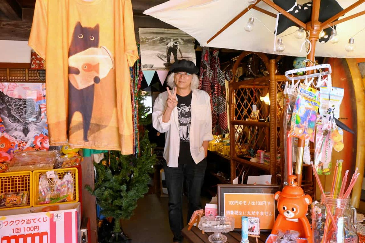 鳥取県琴浦町の駄菓子屋『文化屋○□堂』の店主