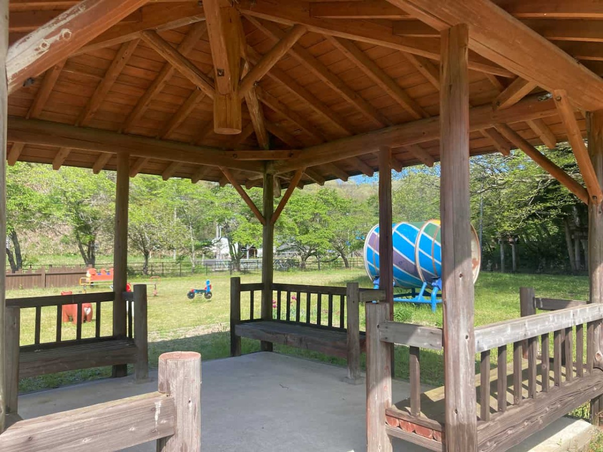 鳥取県日野郡日南町にある『にちなんちびっこ王国』の東屋