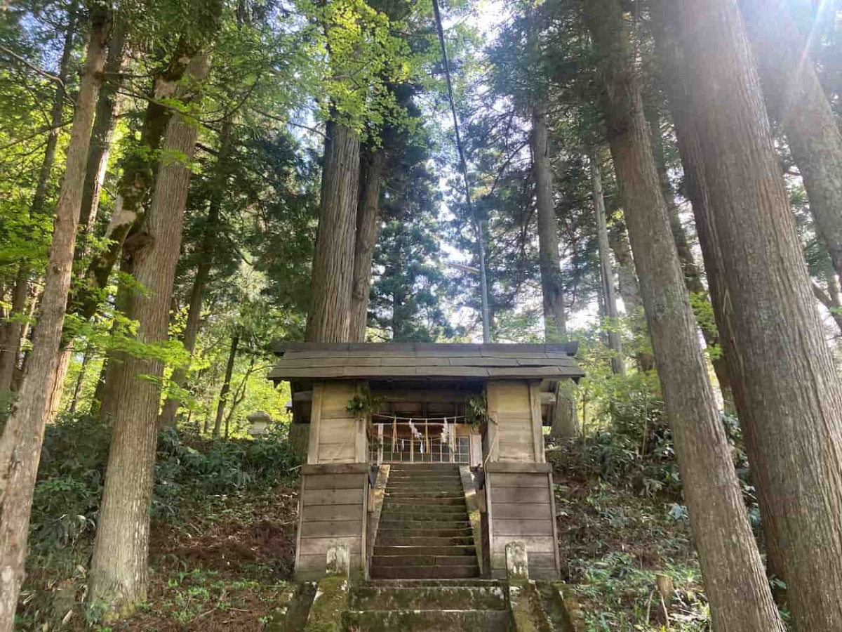 鳥取県日野郡日南町にある『にちなんちびっこ王国』隣の神社