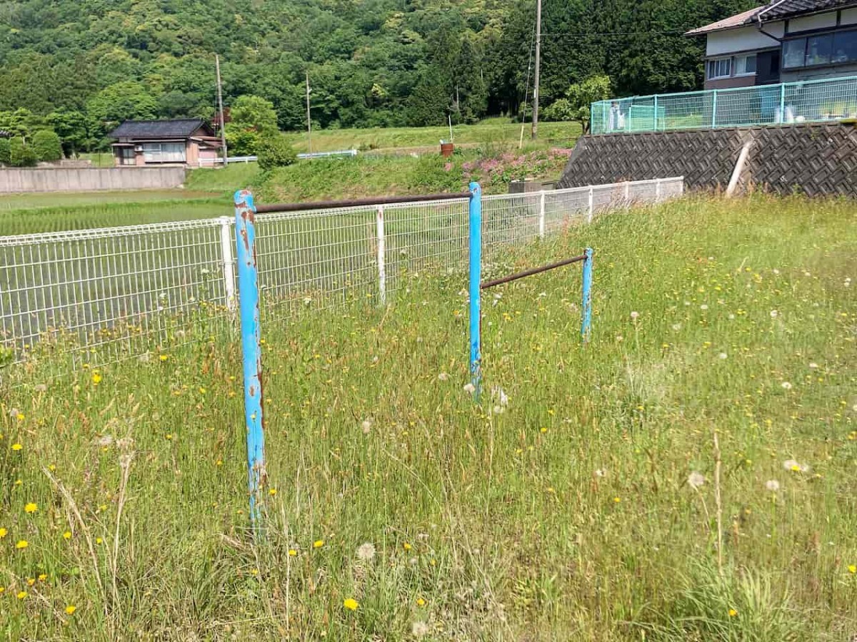 鳥取県倉吉市耳地区にある公園の鉄棒