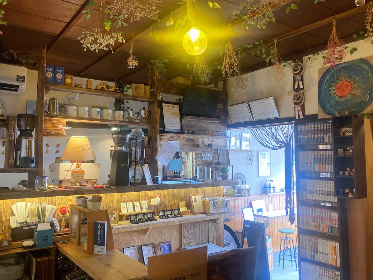 島根県出雲市にある『コーヒースタンド李庵』の店内