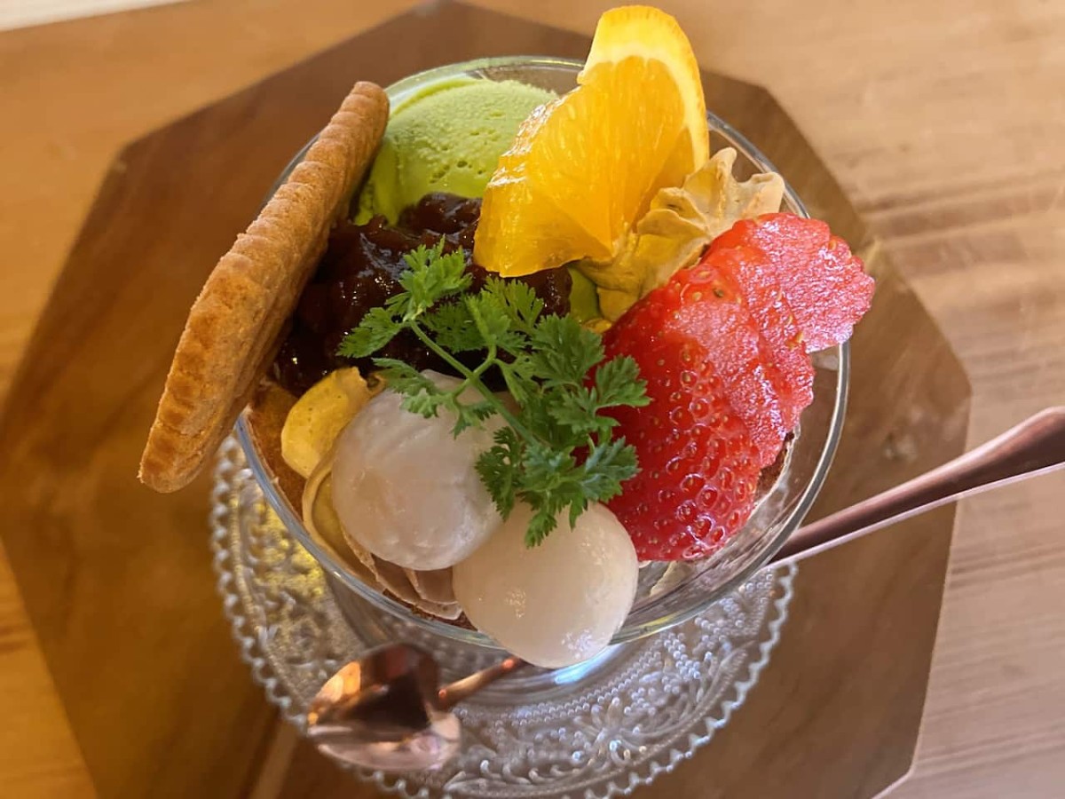 島根県出雲市にある『コーヒースタンド李庵』の「スペシャル李庵パフェ」