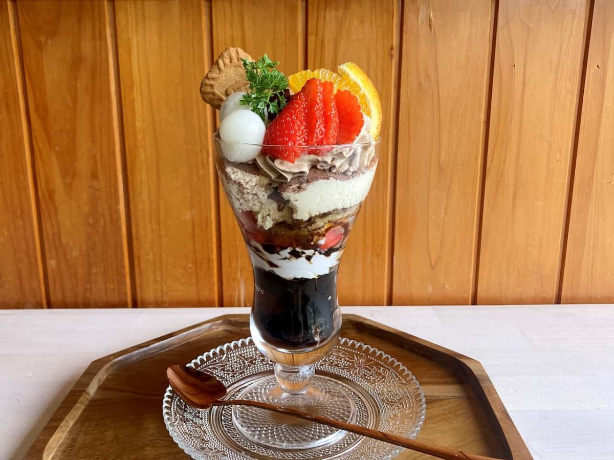 島根県出雲市にある『コーヒースタンド李庵』の「スペシャル李庵パフェ」