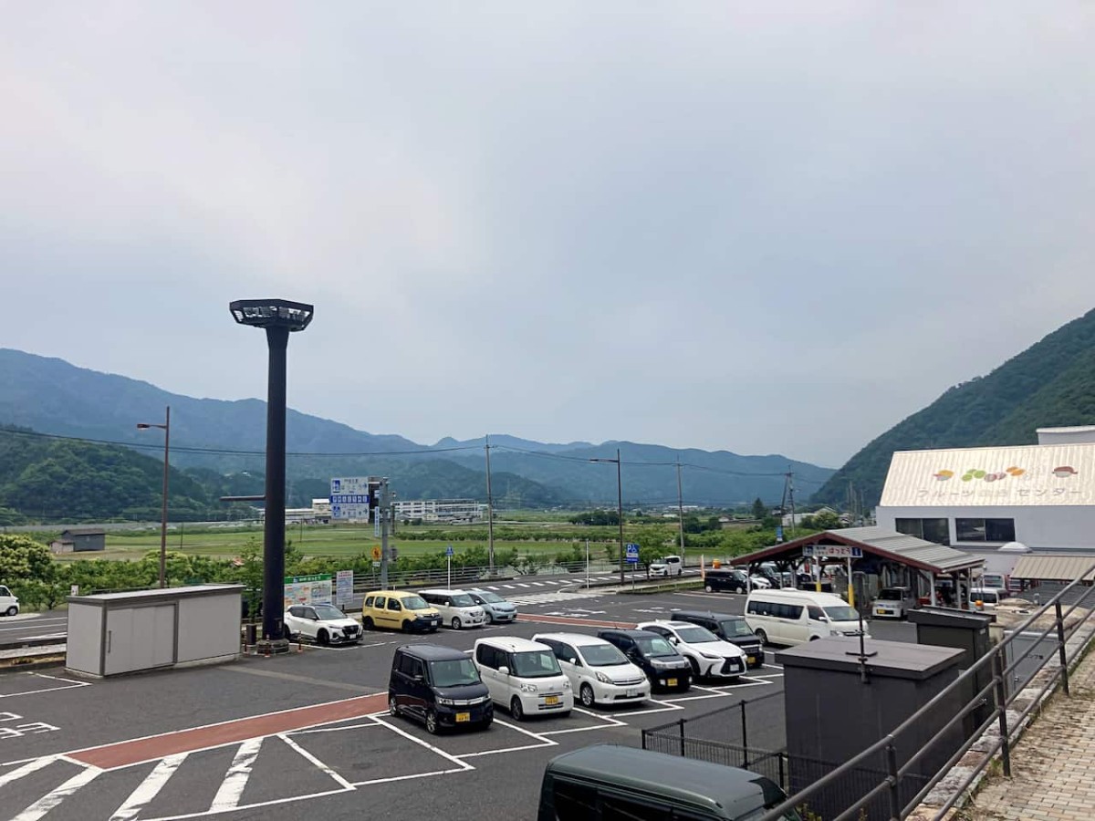 鳥取県八頭郡八頭町にある『道の駅はっとう』周辺の様子
