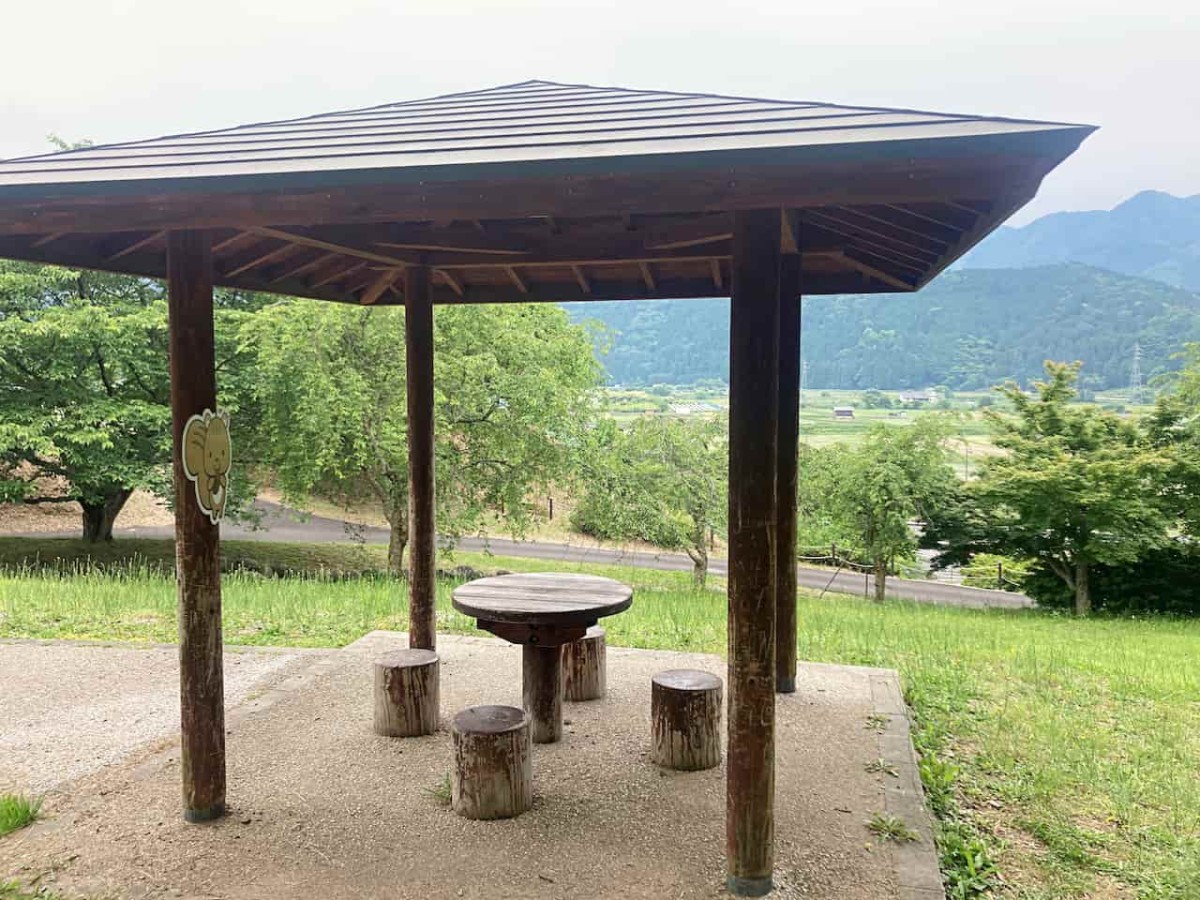 鳥取県八頭郡八頭町にある『八東総合運動公園』「子どもの丘」の東屋