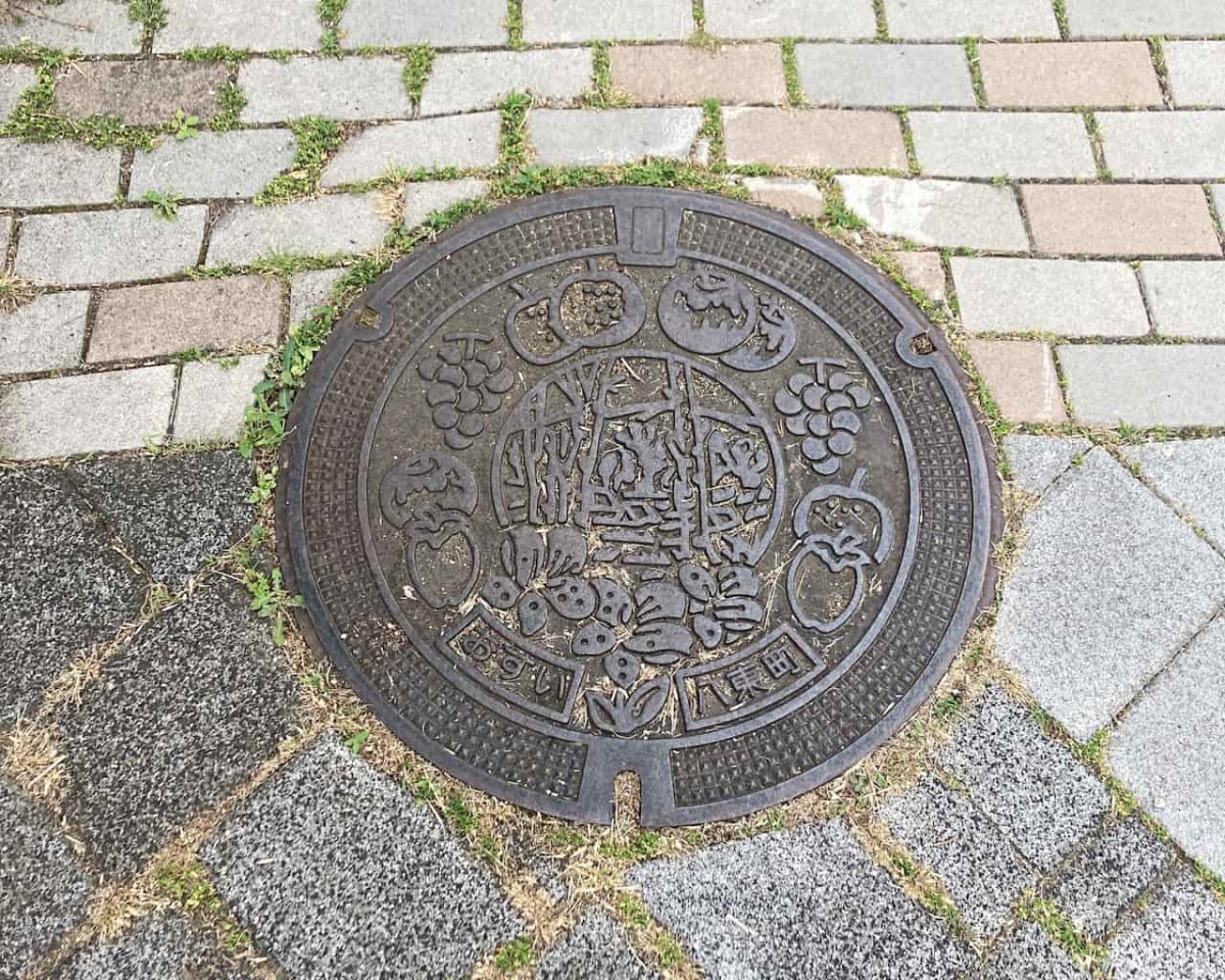 鳥取県八頭郡八頭町にある『道の駅はっとう』周辺で見つけたマンホール