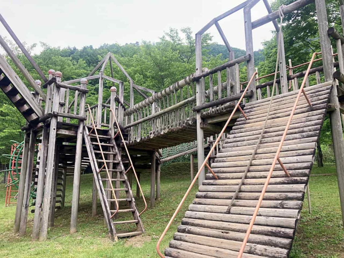 鳥取県八頭郡八頭町にある『八東総合運動公園』「子どもの丘」の遊具