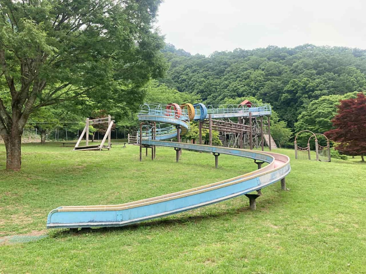 鳥取県八頭郡八頭町にある『八東総合運動公園』「子どもの丘」の遊具
