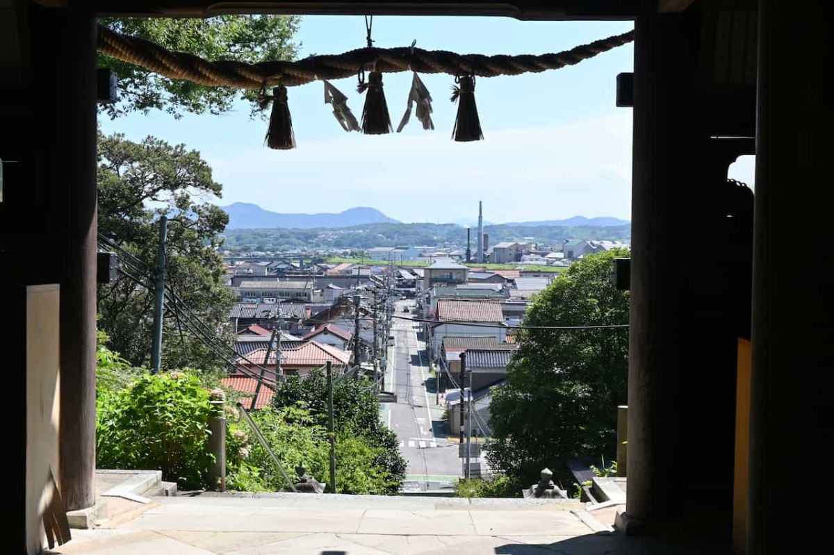 島根県益田市にある『高津柿本神社』の参道