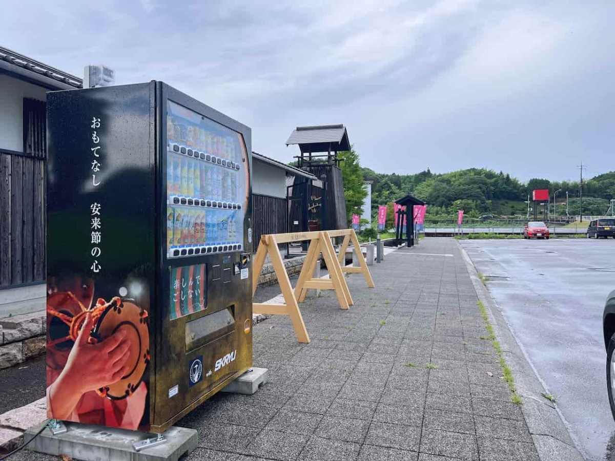 島根県安来市の『安来節演芸館』に設置してあるしゃべる自販機