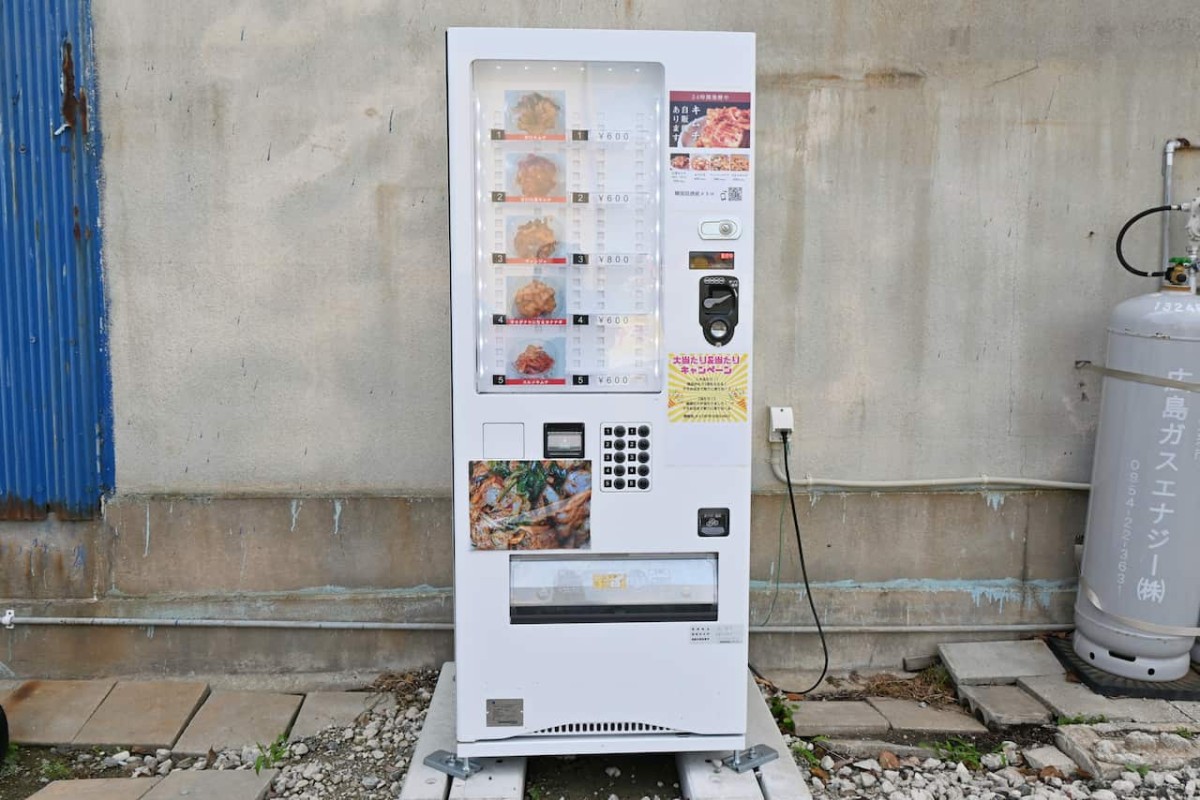 島根県安来市にある韓国料理の居酒屋『メトロ』に設置されたキムチ自販機