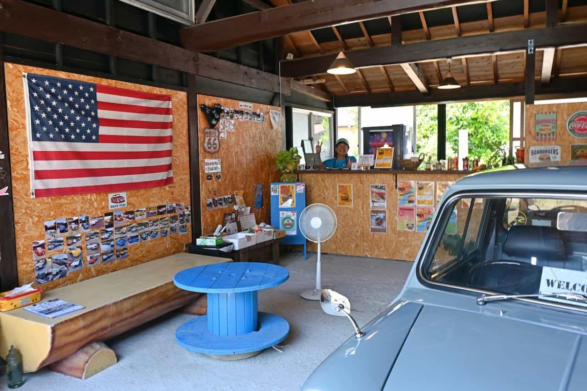 鳥取県米子市にある『淡路島バーガー米子』の店内