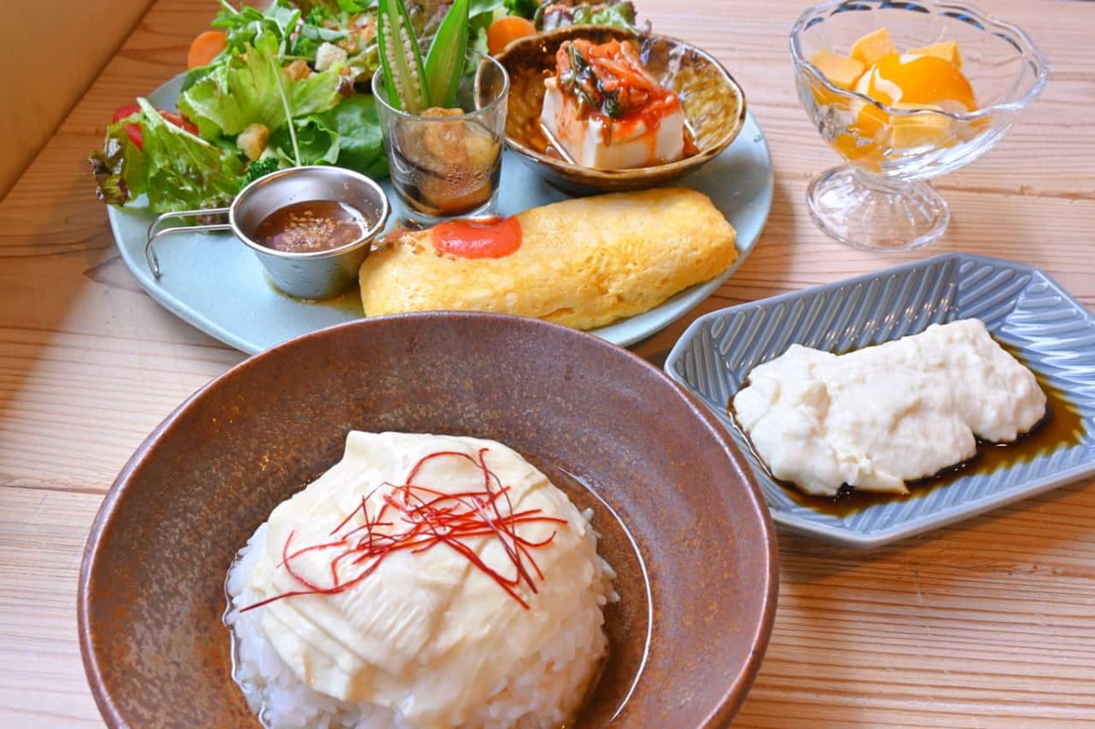 鳥取県米子市にある『おとうふカフェヨルヨル』のランチ「おとうふ御膳」