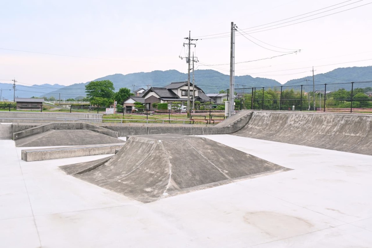 鳥取県八頭郡八頭町にある『八東川水辺プラザ河川公園』のスケートパーク