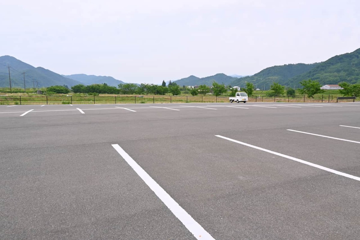 鳥取県八頭郡八頭町にある『八東川水辺プラザ河川公園』の駐車場