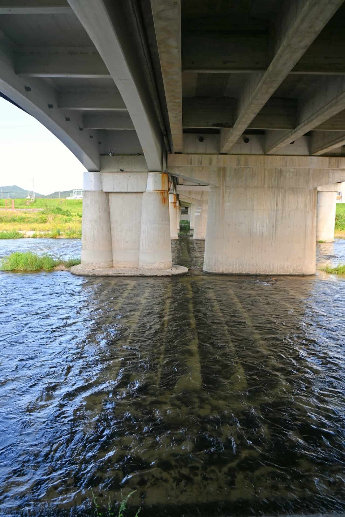 鳥取県倉吉市にある『飛天夢広場』沿いの天神川