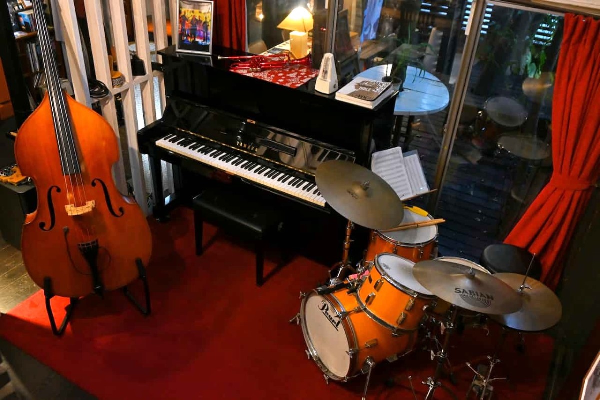 鳥取県米子市にあるジャズ喫茶『ズージャクラブ』にならぶ楽器