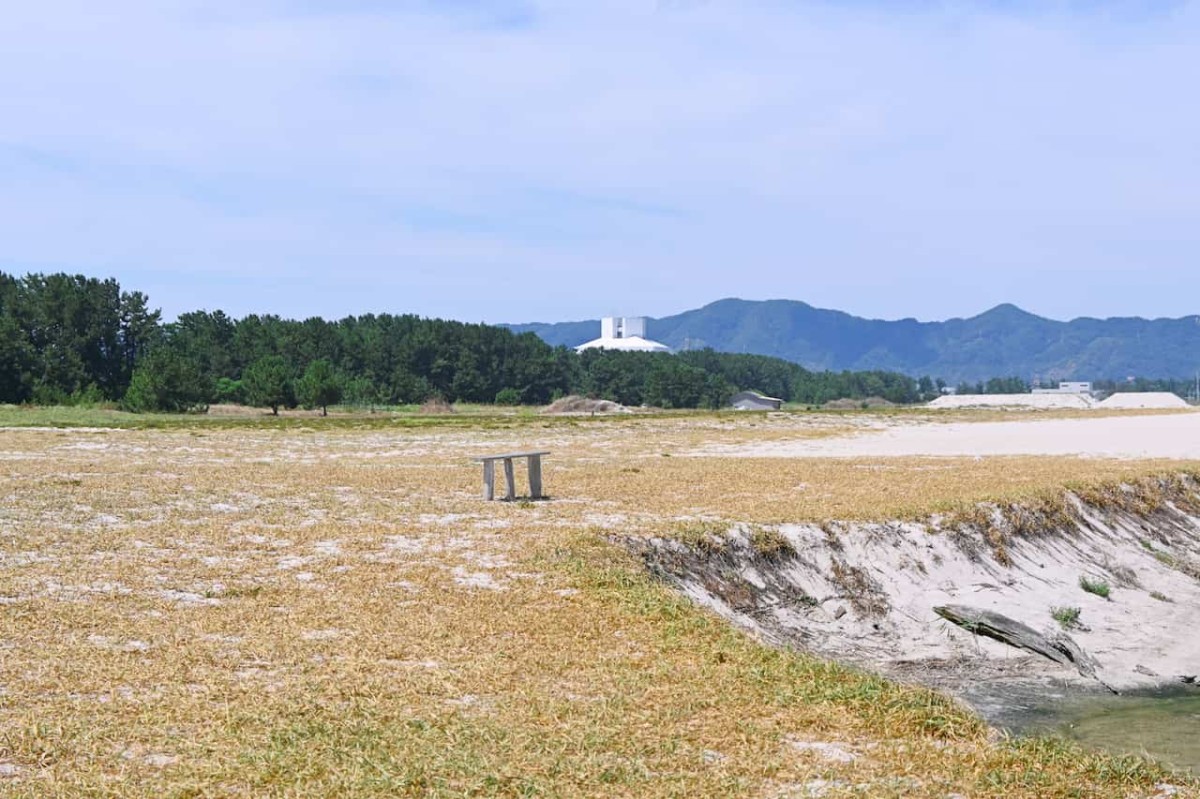 鳥取県境港市にある『美保湾展望ビーチ』に立つベンチ