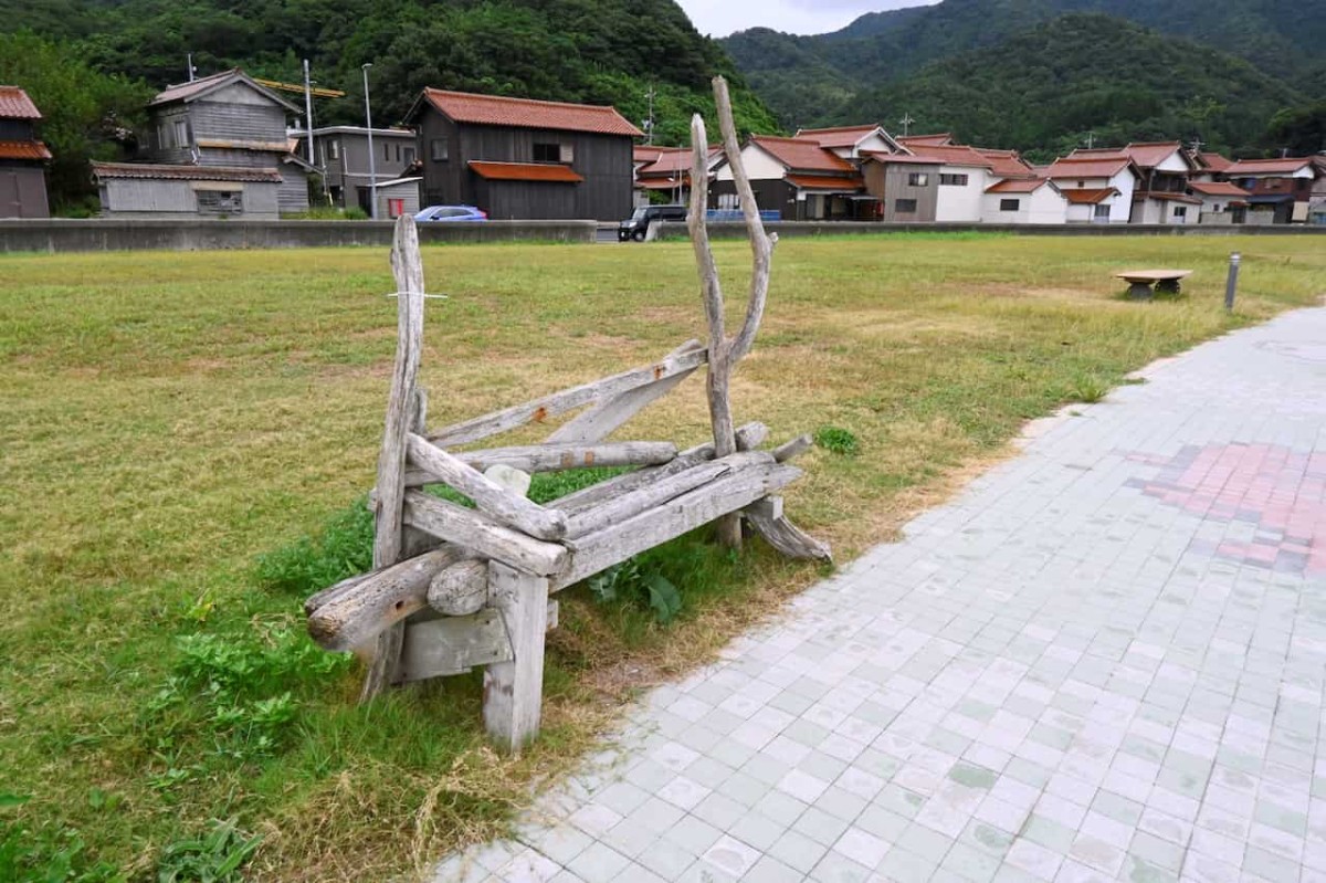 島根県松江市の「野波海水浴場」にあるベンチ