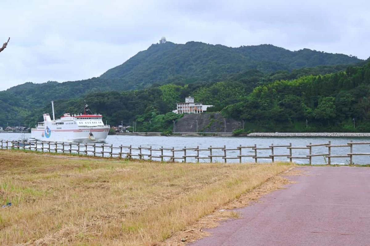 鳥取県境港市にある『昭和北緑地』から見た隠岐汽船