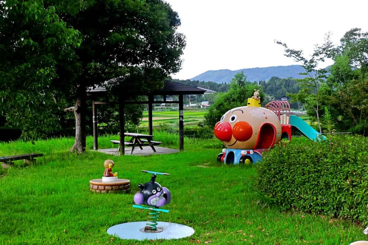 鳥取県八頭町にある通称「アンパンマン公園」のアンパンマン号