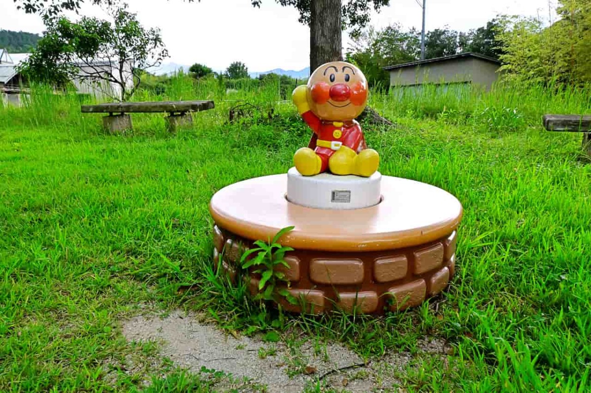 鳥取県八頭町にある通称「アンパンマン公園」のベンチ