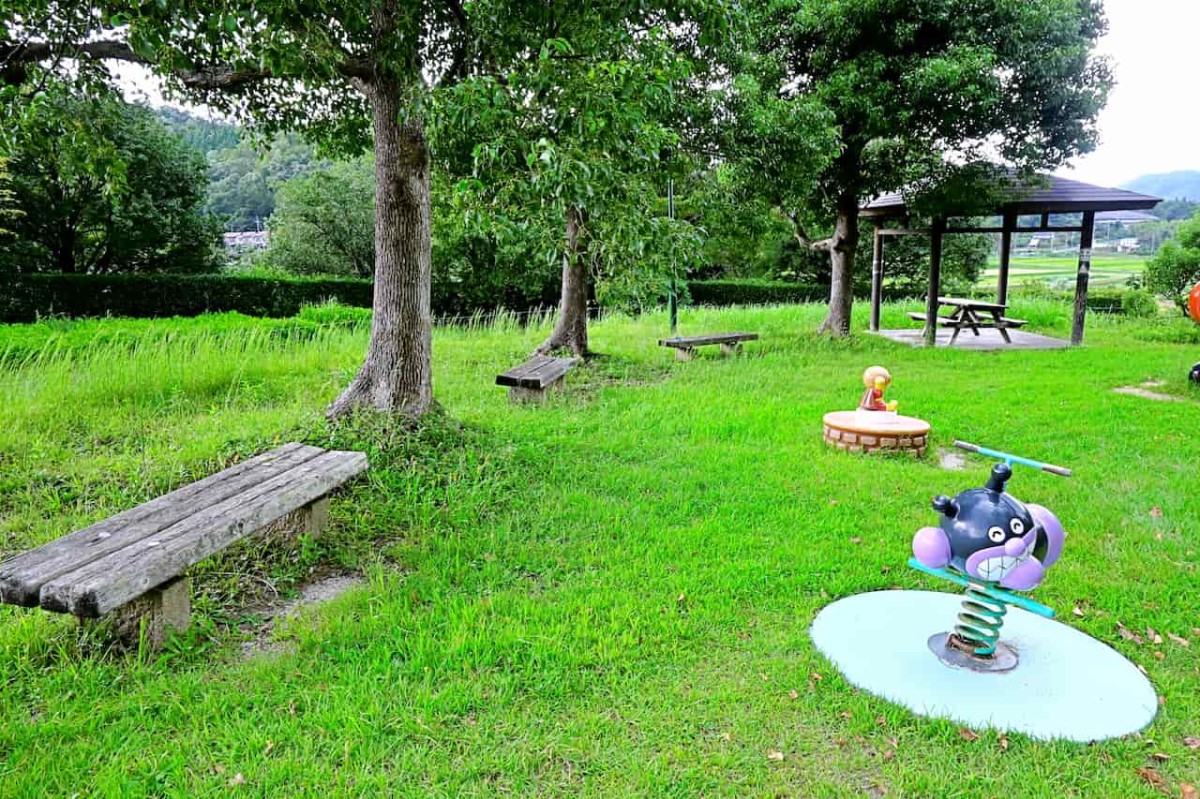 鳥取県八頭町にある通称「アンパンマン公園」の広場