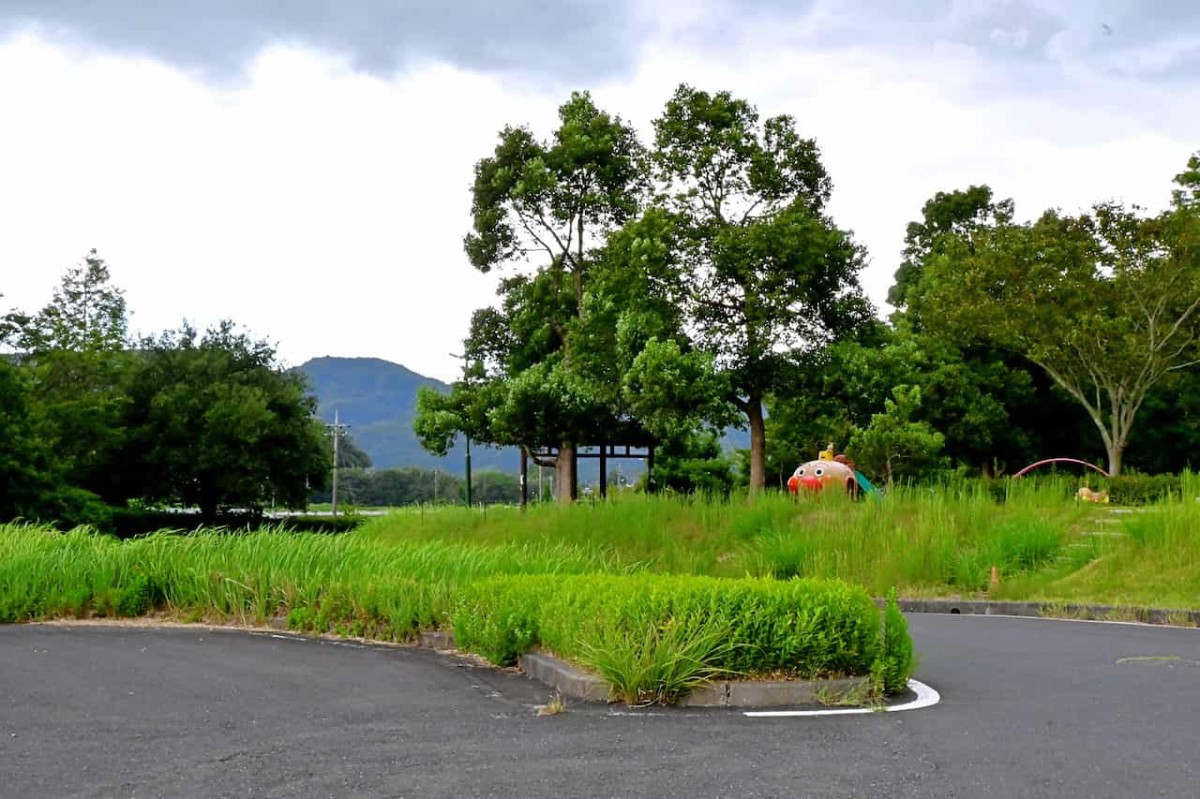 鳥取県八頭町にある通称「アンパンマン公園」の広場