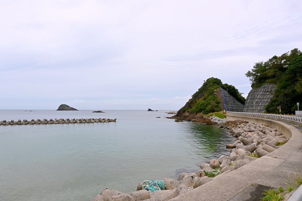 島根県松江市にある『加賀西の浜多目的広場』近くの海沿いから見える景色