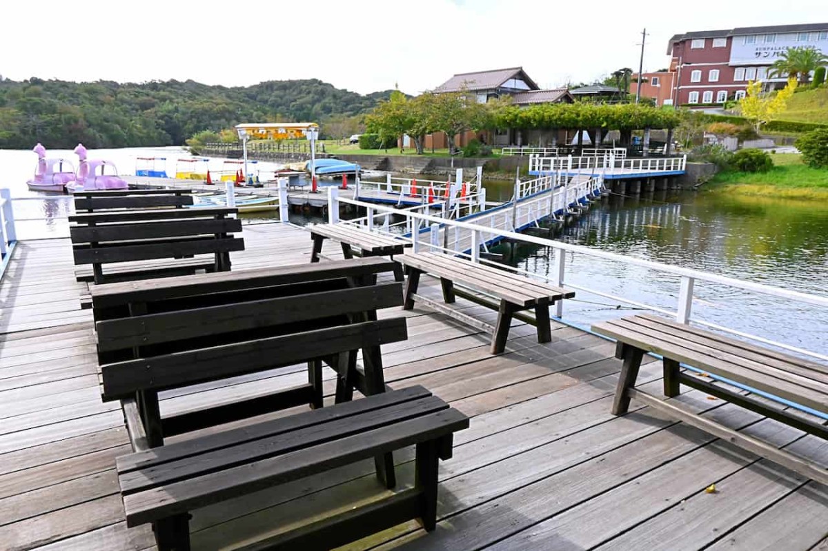 島根県益田市にある『蟠竜湖県立自然公園』の鯉のエサ