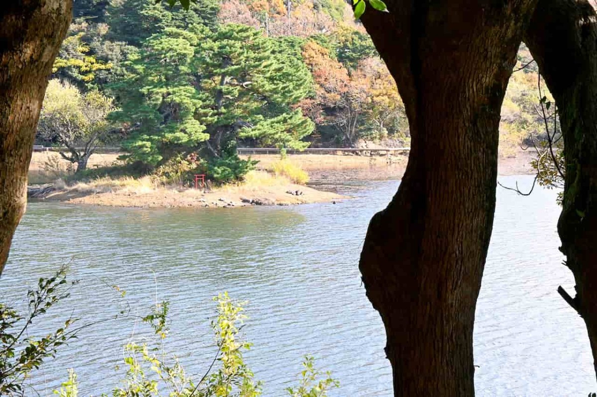 鳥取県鳥取市にある『多鯰ヶ池弁財天』から見える多鯰ヶ池