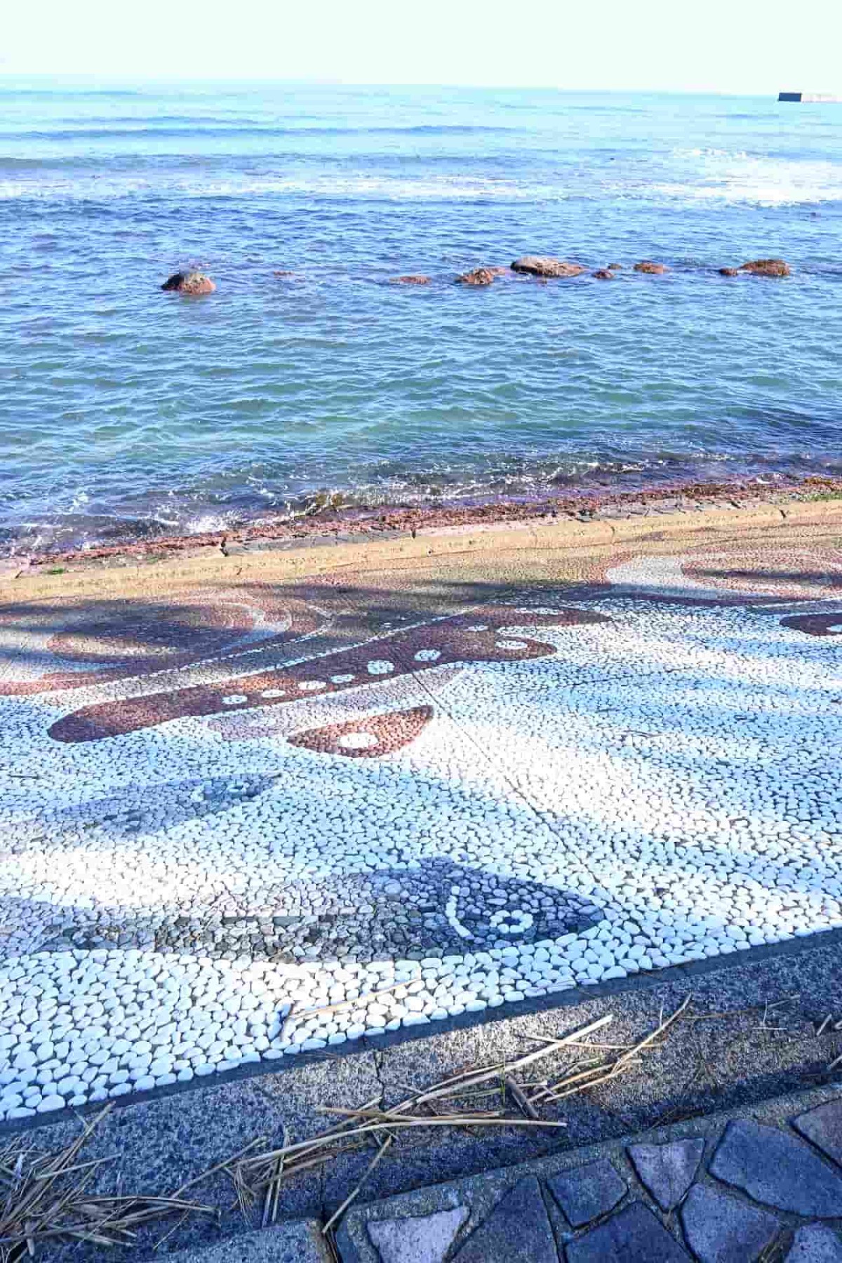 鳥取県東伯郡琴浦町『ふるさと海岸公園』横の歩道にある石の作品と海