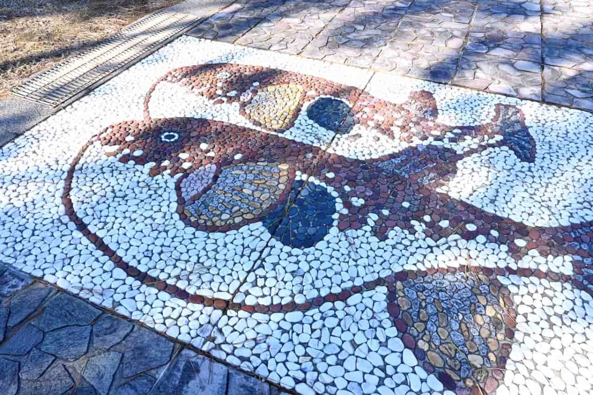 鳥取県東伯郡琴浦町『ふるさと海岸公園』横の歩道にある石の作品