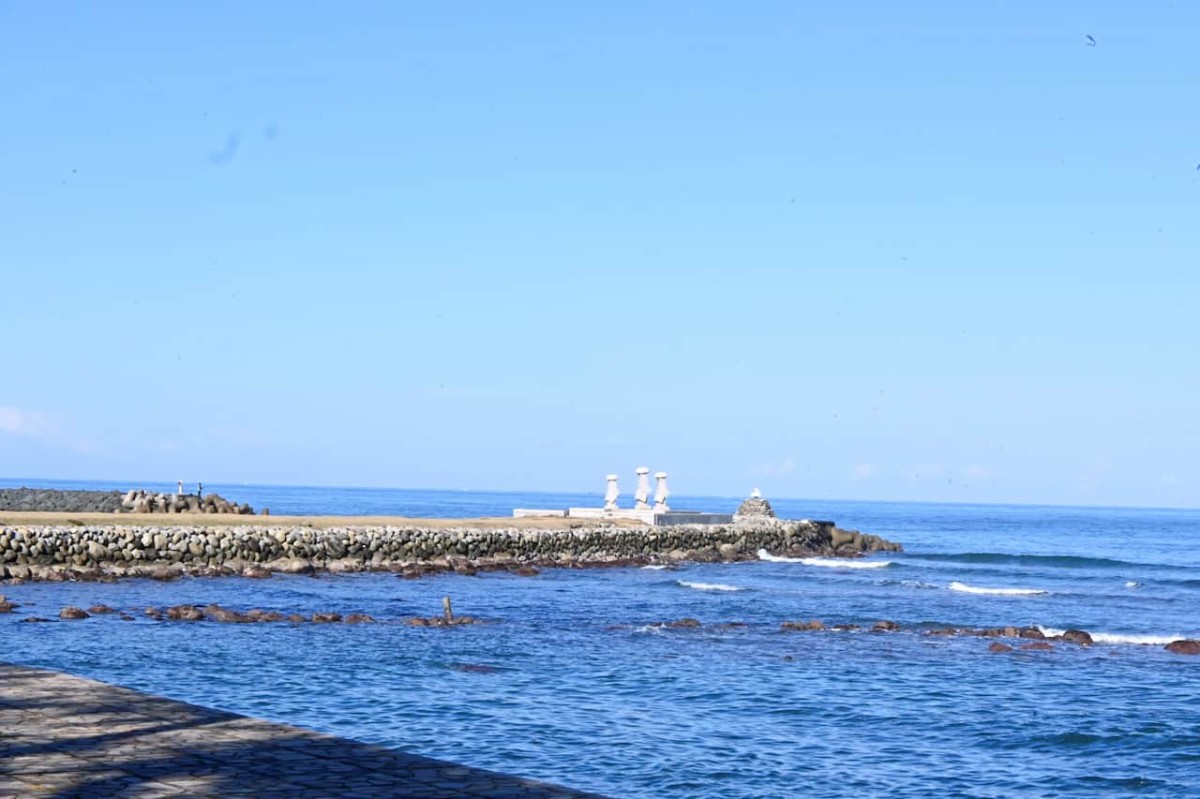 鳥取県東伯郡琴浦町『ふるさと海岸公園』から見た「三度笠の波しぐれ」