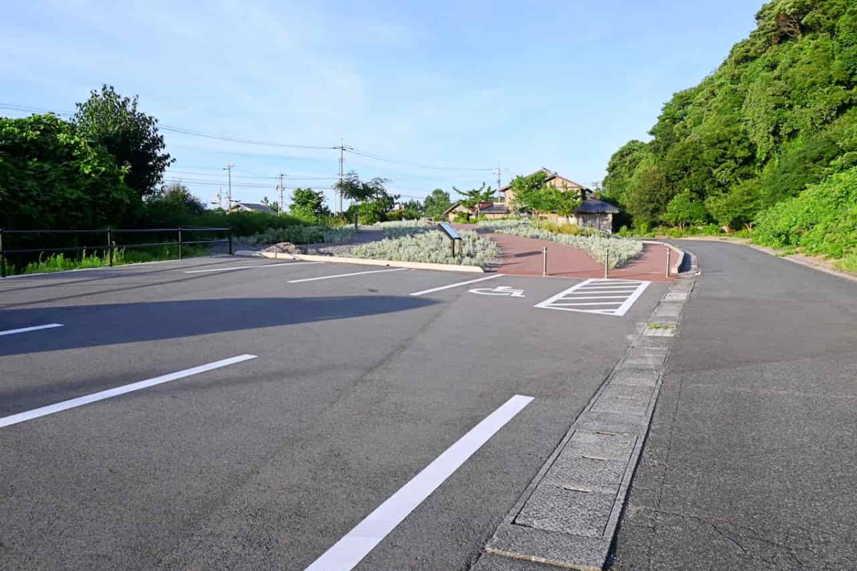 鳥取県東伯郡湯梨浜町にある『トウテイランの里』の駐車場