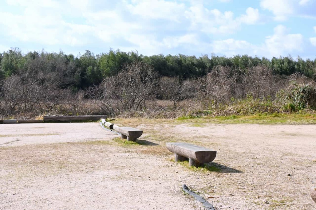 鳥取県米子市にある『八幡神社』近くの河川敷にあるベンチ