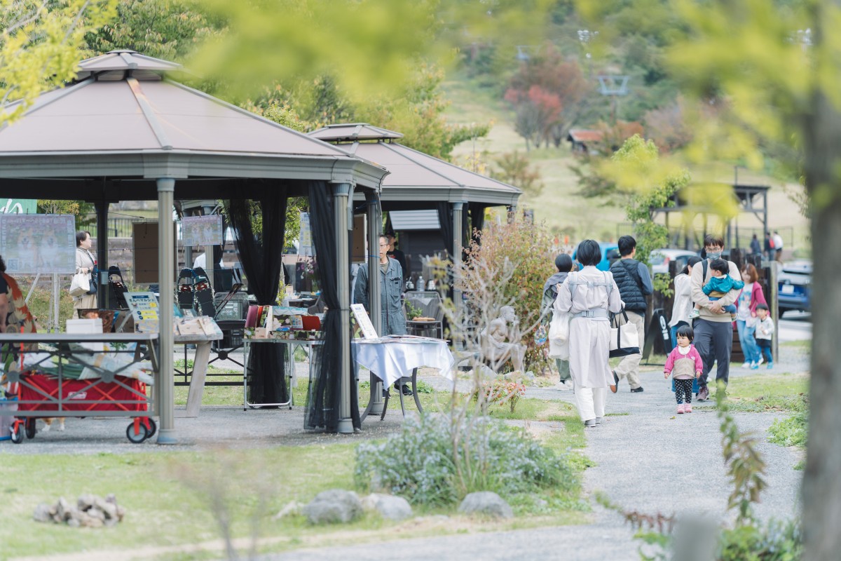 大田市・三瓶山で開催されるイベント「さんべマルシェ」の会場の様子