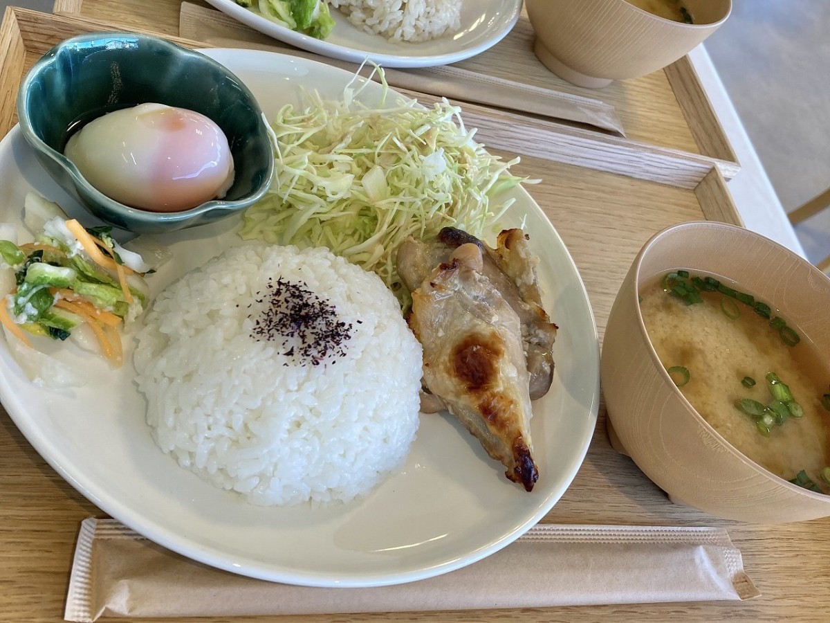 島根県松江市にオープンした『食堂とカフェ つくる』のランチメニュー