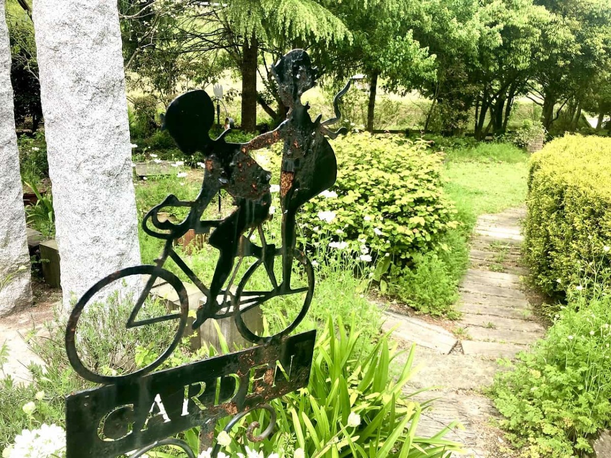 出雲市佐田町にある牧場直営ベーカリー『カウベル』のテラス