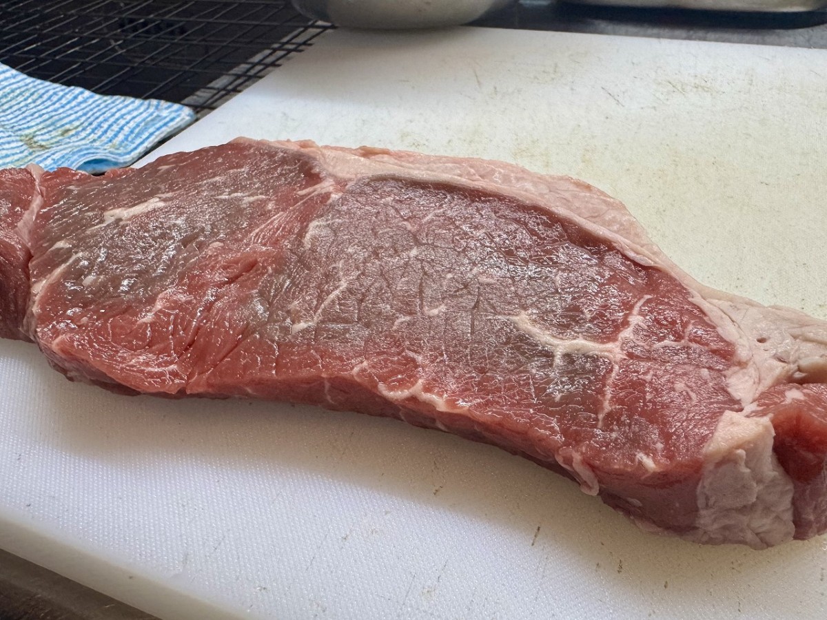 鳥取県米子市にある『鉄板ステーキ食堂 京の肉奉行』の調理風景