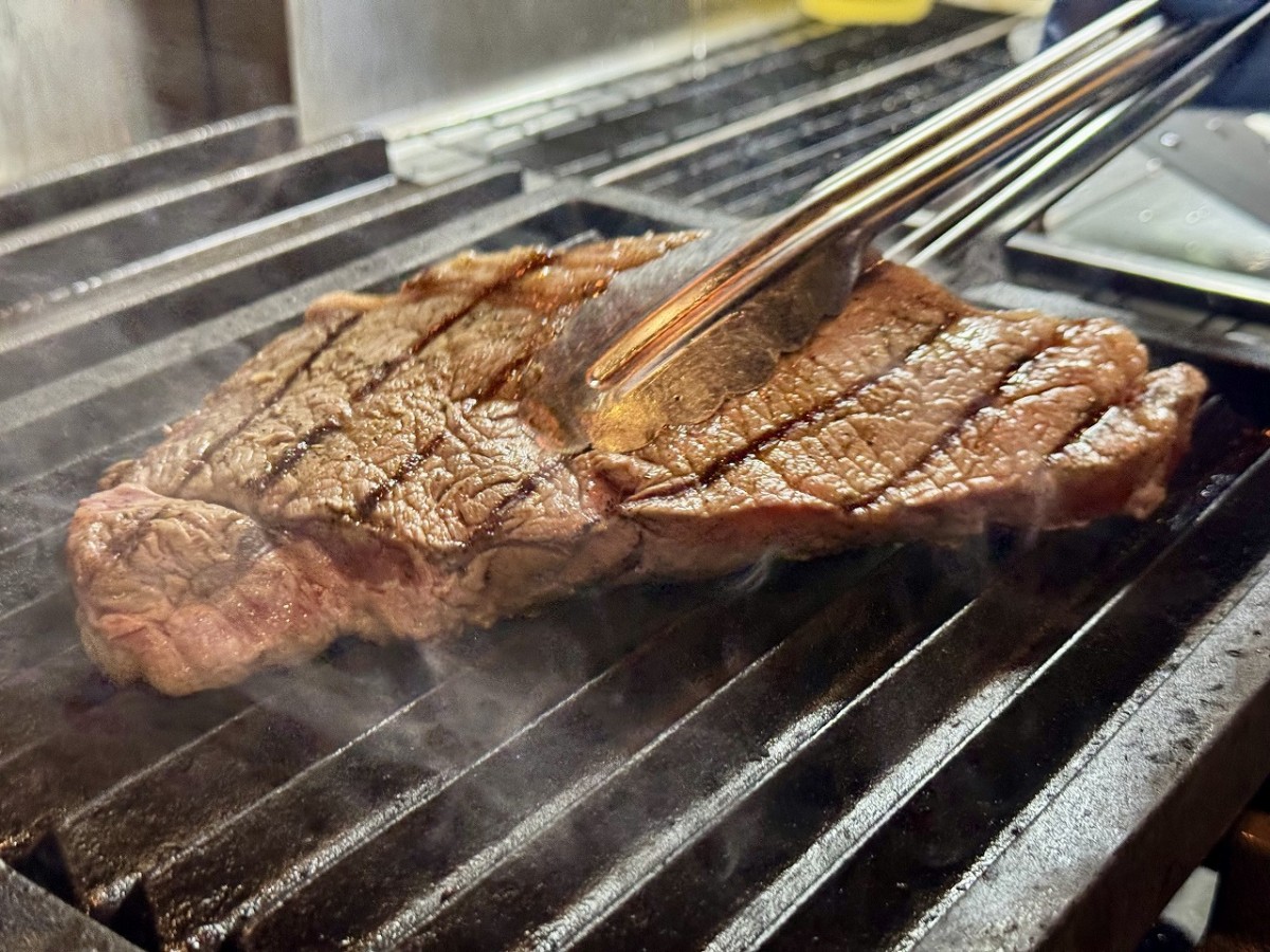 鳥取県米子市にある『鉄板ステーキ食堂 京の肉奉行』の調理風景