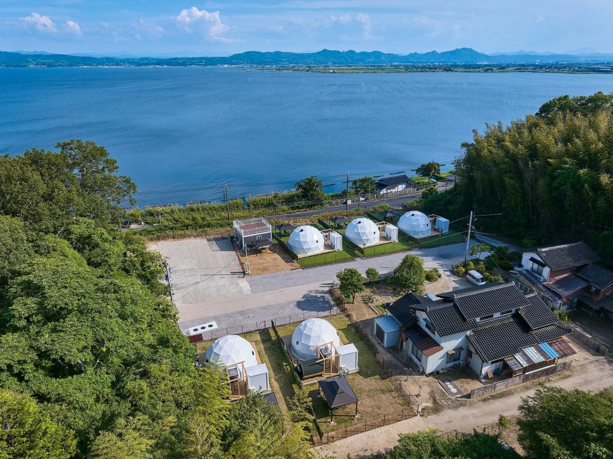 島根県出雲市にオープンしたグランピング施設『レイクサイドグランピング出雲』の全景