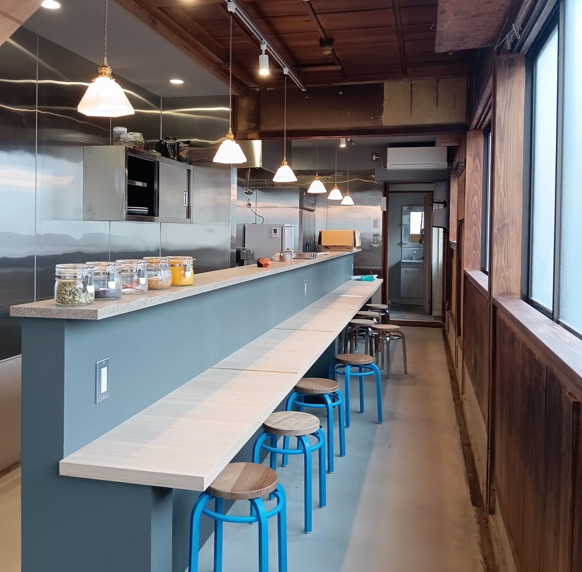 島根県松江市の料理店『発酵とスパイスの社-yashiro』の店内の様子