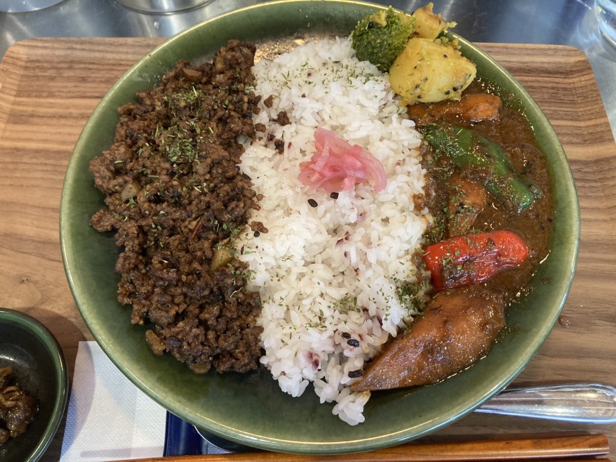 島根県松江市の料理店『発酵とスパイスの社-yashiro』のカレー